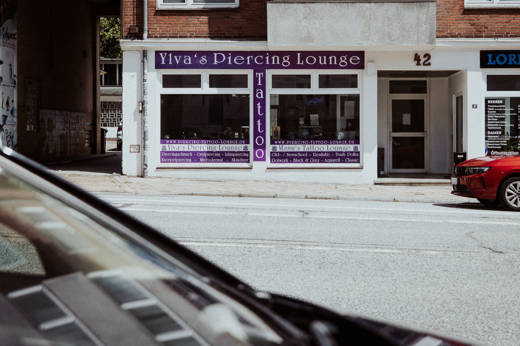 Ladenfront der Piercing & Tattoo Lounge in der Ringstraße 42 in Kiel