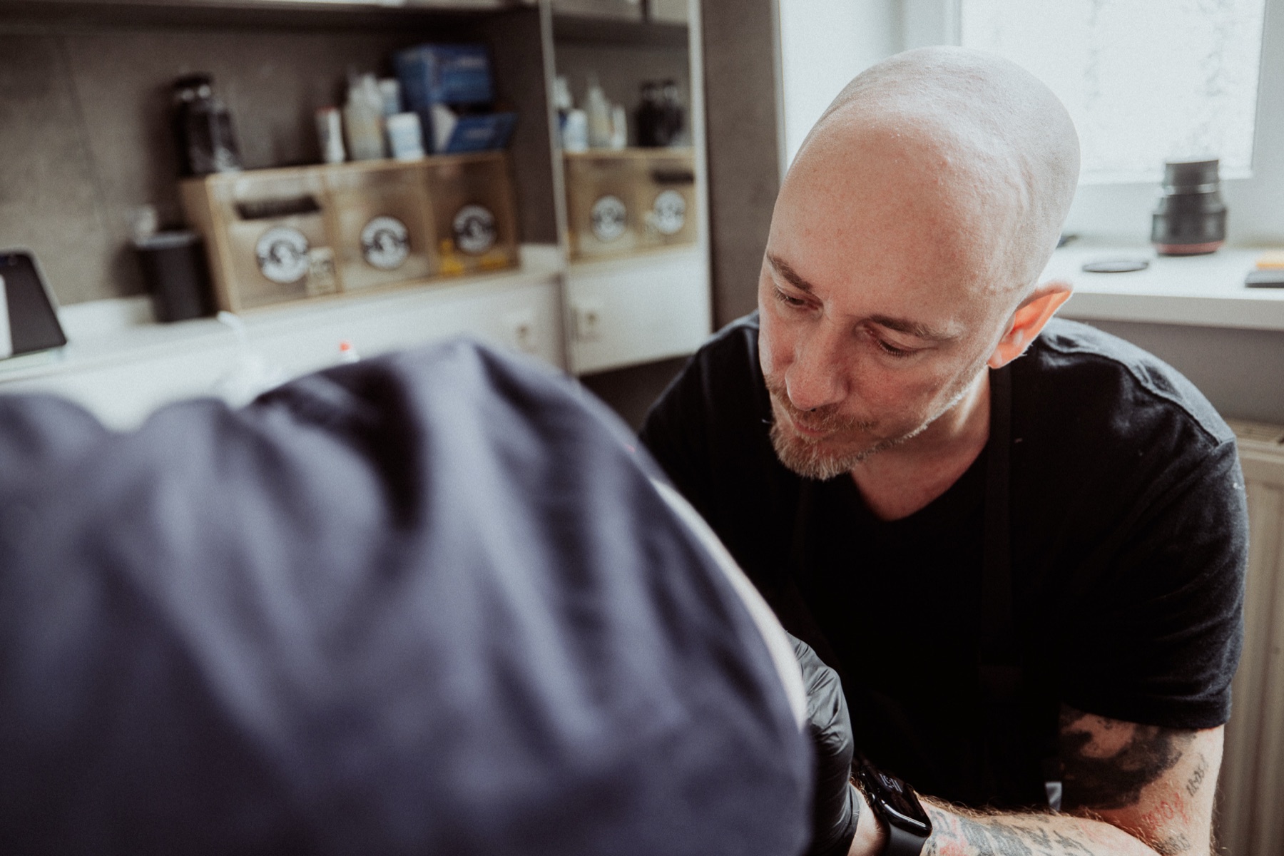 Manu bei der Arbeit im Studio in der Ringstraße