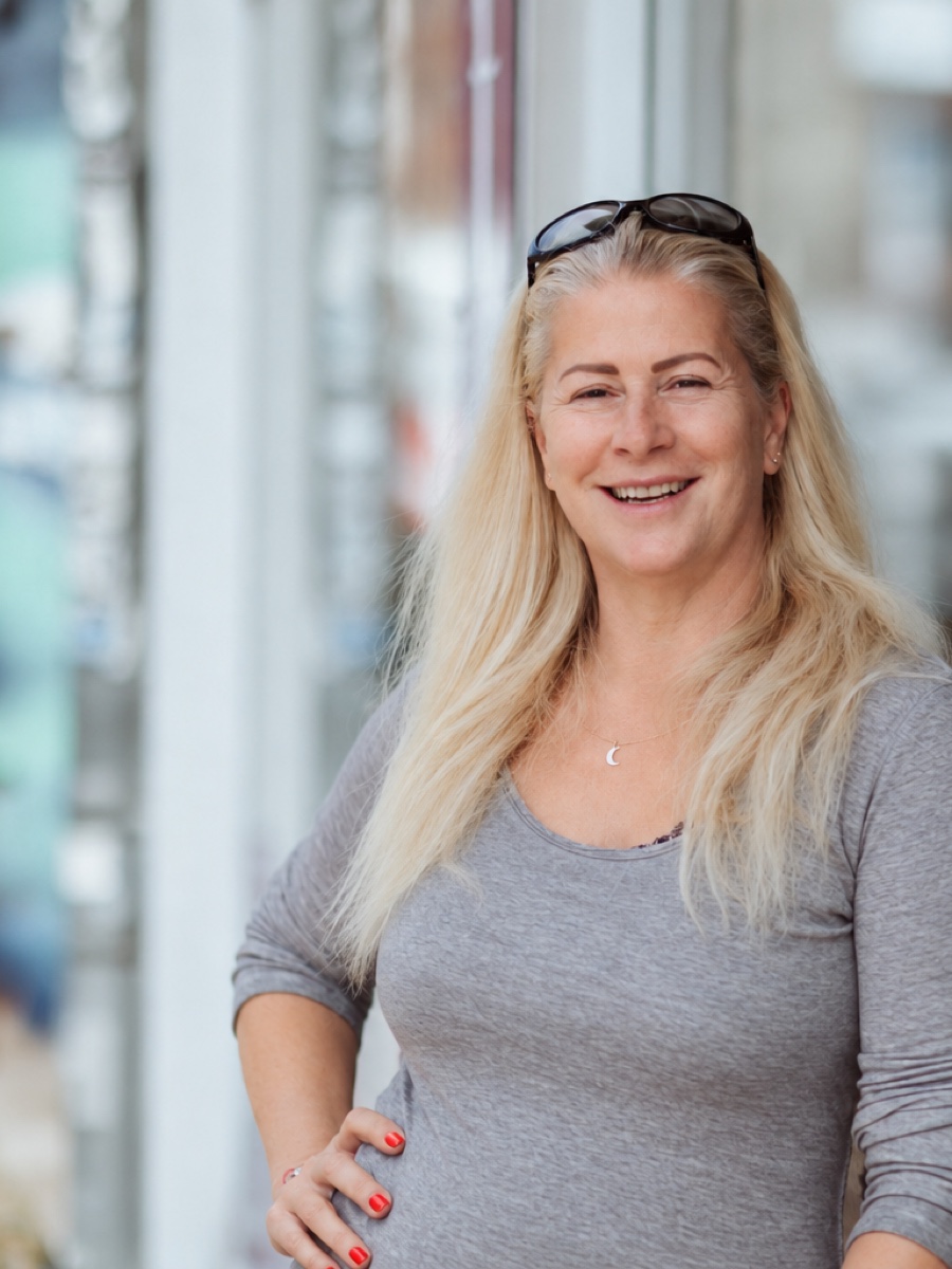 Ylva vor ihrem Studio in der Ringstraße in Kiel